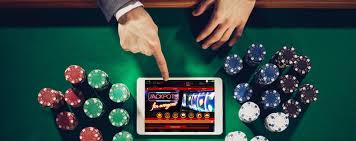 Händer som pekar på platta med casinospel samt spelmarker runtomkring.